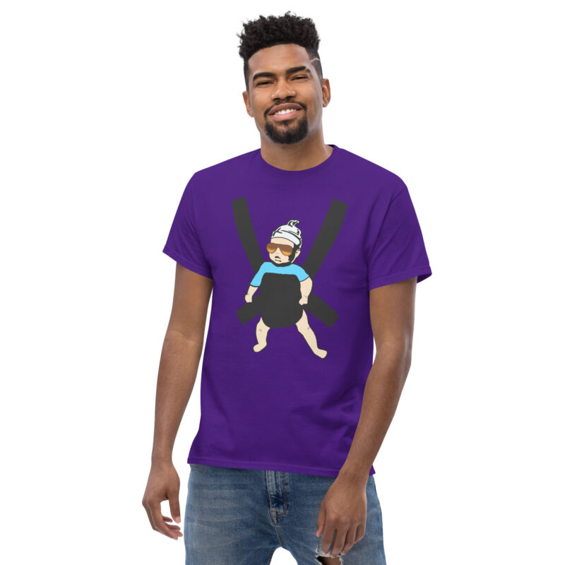 Carlos Baby mit cooler Sonnenbrille in Tragegurt Unisex T-Shirt