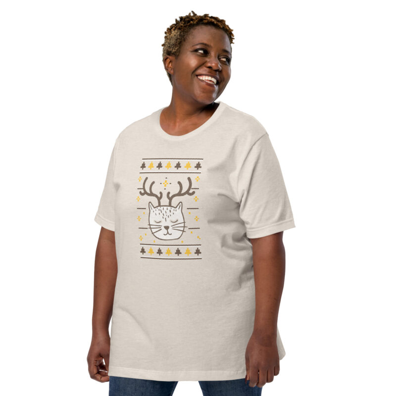 Katze mit Rentiergeweih im Weihnachtspullover-Design Unisex-T-Shirt