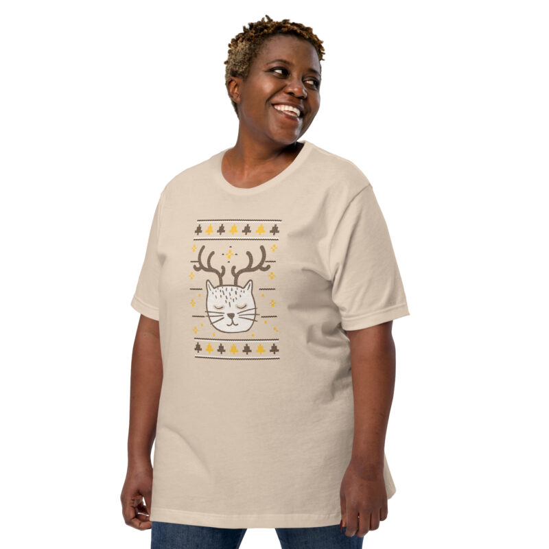 Katze mit Rentiergeweih im Weihnachtspullover-Design Unisex-T-Shirt