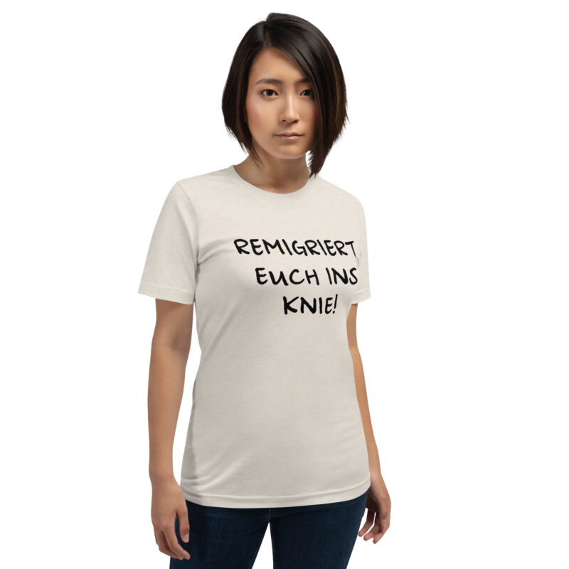 Remigriert euch ins Knie Unisex-T-Shirt – T-Shirts – klamottn.de