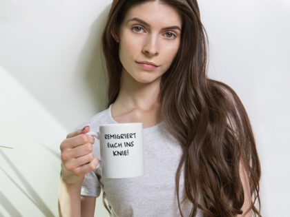 Remigriert euch ins Knie weiße, glänzende Tasse – Home & Living – klamottn.de Remigriert euch ins Knie weiße, glänzende Tasse – Home & Living – klamottn.de