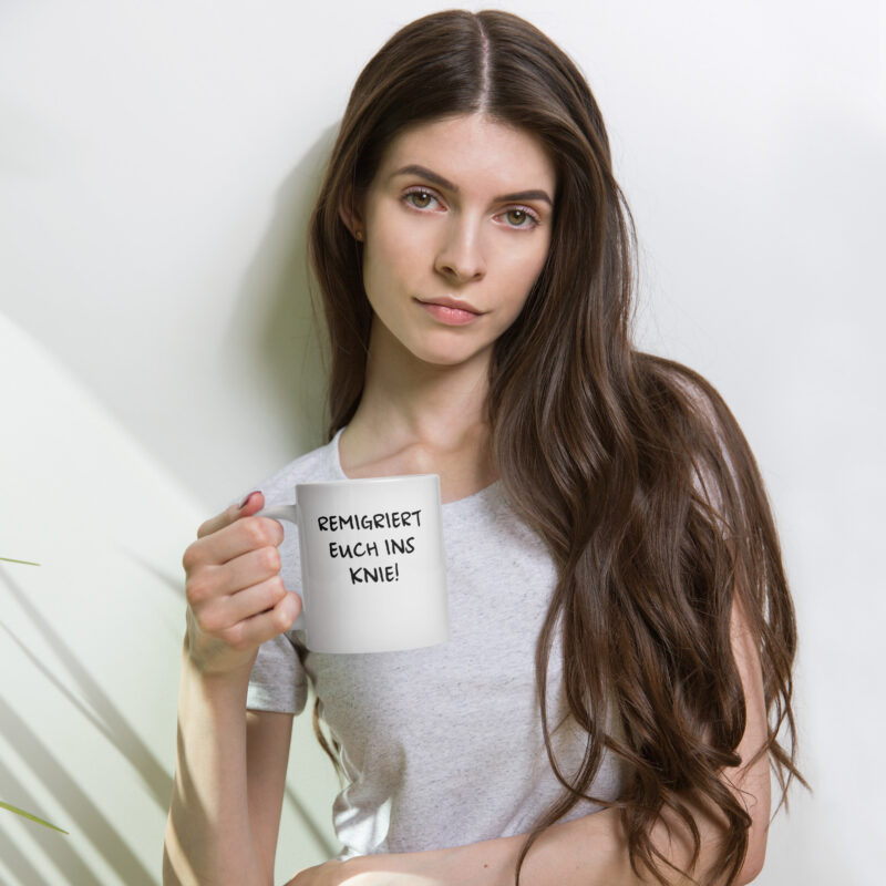 Remigriert euch ins Knie weiße, glänzende Tasse