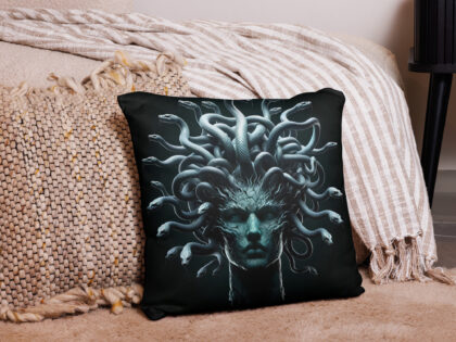Medusa in Türkis: Mythologie trifft Moderne Basic-Kissen – Home & Living – klamottn.de Medusa in Türkis: Mythologie trifft Moderne Basic-Kissen – Home & Living – klamottn.de