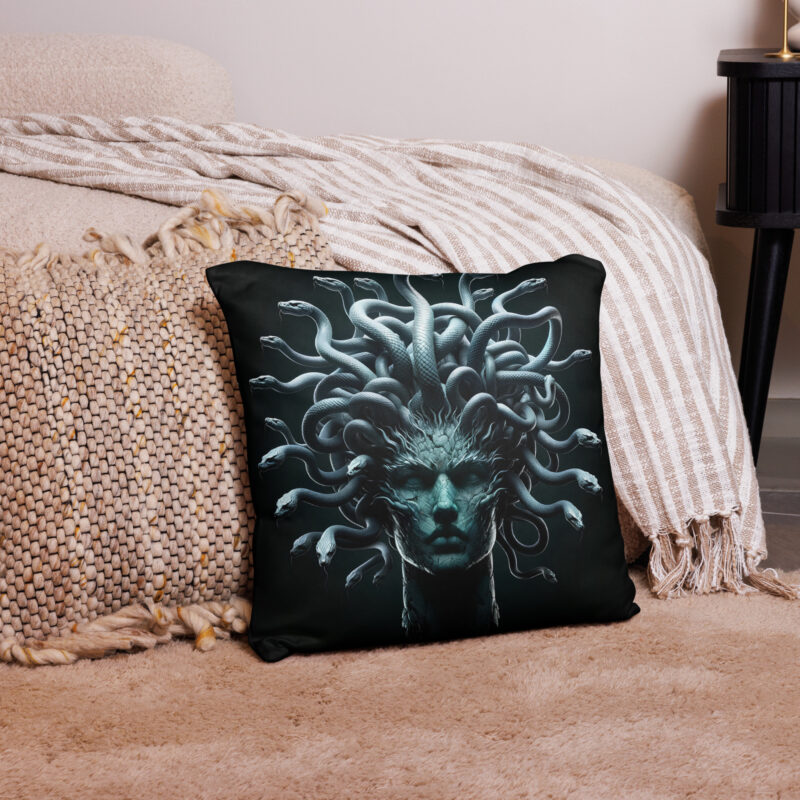 Medusa in Türkis: Mythologie trifft Moderne Basic-Kissen