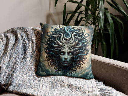 Medusa-Kopf mit lebensechten Schlangen Basic-Kissen – Home & Living – klamottn.de Medusa-Kopf mit lebensechten Schlangen Basic-Kissen – Home & Living – klamottn.de