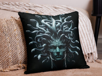 Medusa in Türkis: Mythologie trifft Moderne Basic-Kissen – Home & Living – klamottn.de Medusa in Türkis: Mythologie trifft Moderne Basic-Kissen – Home & Living – klamottn.de
