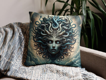 Medusa-Kopf mit lebensechten Schlangen Basic-Kissen – Home & Living – klamottn.de Medusa-Kopf mit lebensechten Schlangen Basic-Kissen – Home & Living – klamottn.de