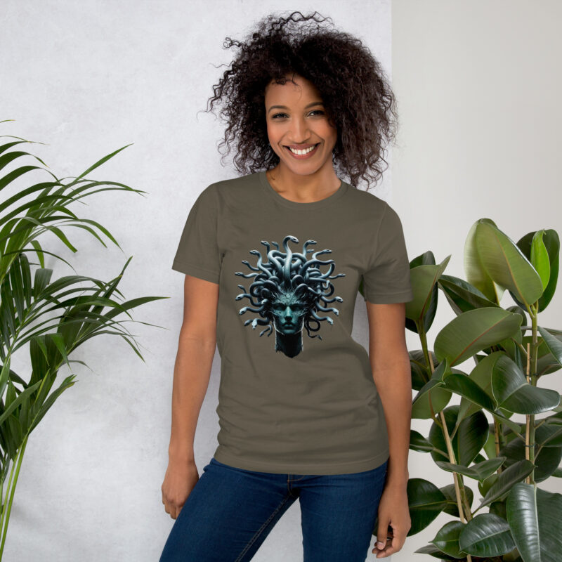 Medusa in Türkis: Mythologie trifft Moderne Unisex-T-Shirt – T-Shirts – klamottn.de