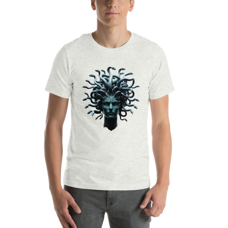 Medusa in Türkis: Mythologie trifft Moderne Unisex-T-Shirt – T-Shirts – klamottn.de