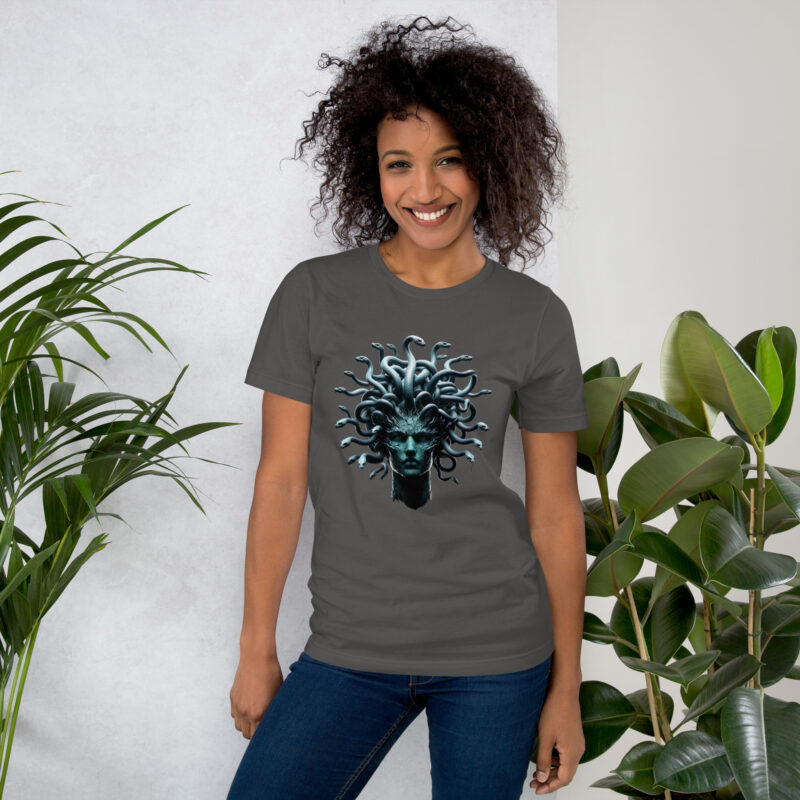 Medusa in Türkis: Mythologie trifft Moderne Unisex-T-Shirt – T-Shirts – klamottn.de