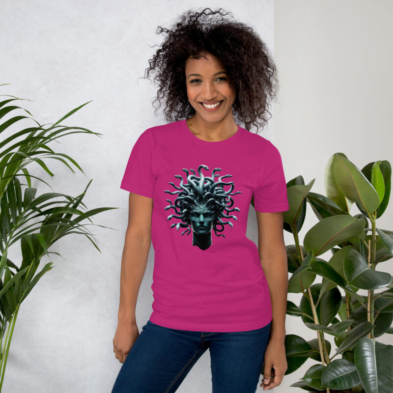 Medusa in Türkis: Mythologie trifft Moderne Unisex-T-Shirt – T-Shirts – klamottn.de