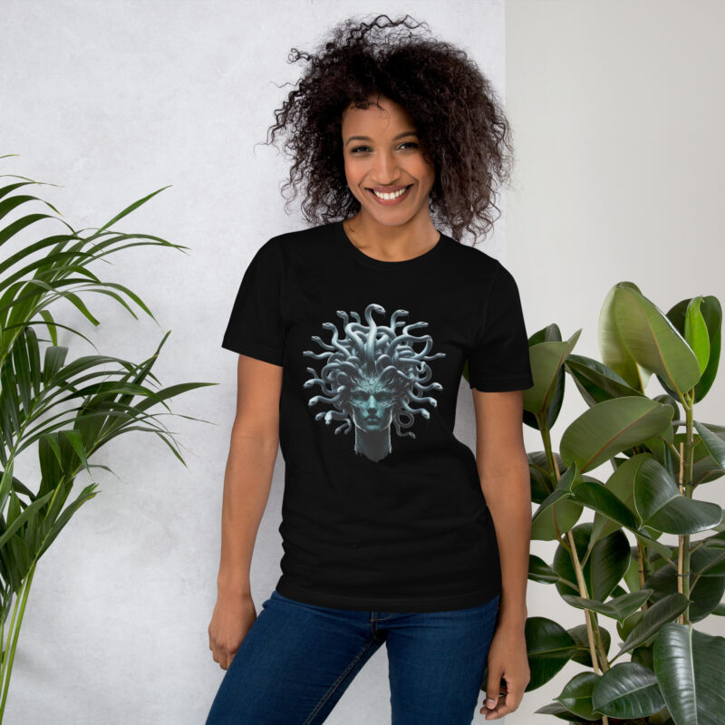 Medusa in Türkis: Mythologie trifft Moderne Unisex-T-Shirt – T-Shirts – klamottn.de