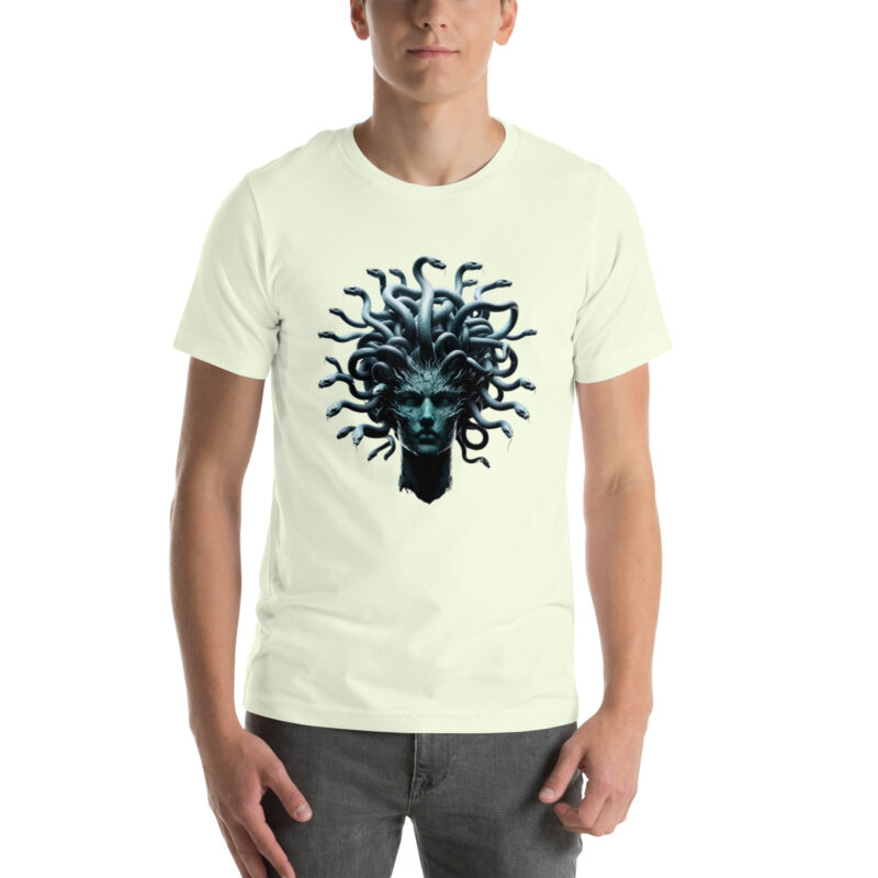 Medusa in Türkis: Mythologie trifft Moderne Unisex-T-Shirt – T-Shirts – klamottn.de