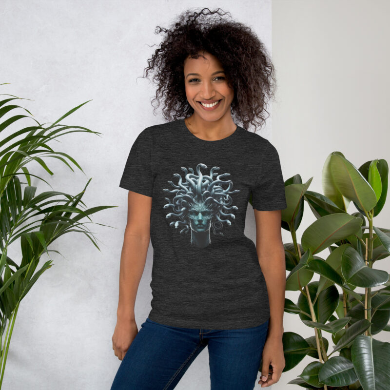 Medusa in Türkis: Mythologie trifft Moderne Unisex-T-Shirt – T-Shirts – klamottn.de