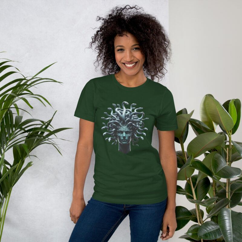 Medusa in Türkis: Mythologie trifft Moderne Unisex-T-Shirt – T-Shirts – klamottn.de