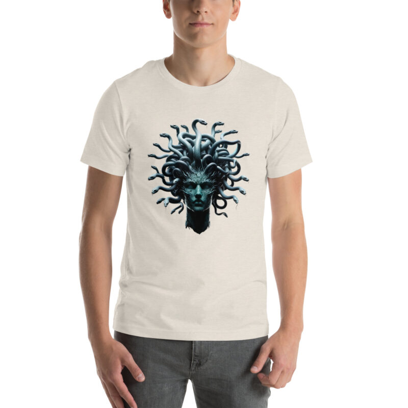 Medusa in Türkis: Mythologie trifft Moderne Unisex-T-Shirt – T-Shirts – klamottn.de
