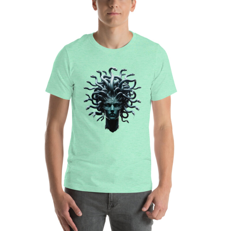 Medusa in Türkis: Mythologie trifft Moderne Unisex-T-Shirt – T-Shirts – klamottn.de