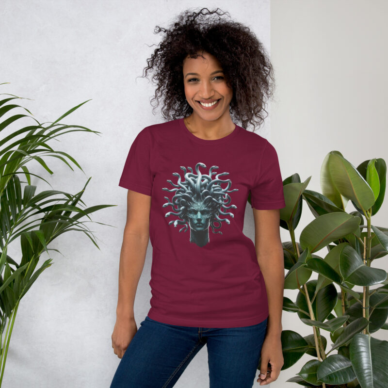 Medusa in Türkis: Mythologie trifft Moderne Unisex-T-Shirt – T-Shirts – klamottn.de