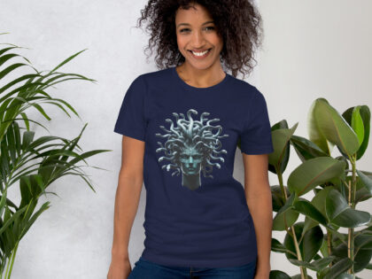 Medusa in Türkis: Mythologie trifft Moderne Unisex-T-Shirt – T-Shirts – klamottn.de Medusa in Türkis: Mythologie trifft Moderne Unisex-T-Shirt – T-Shirts – klamottn.de