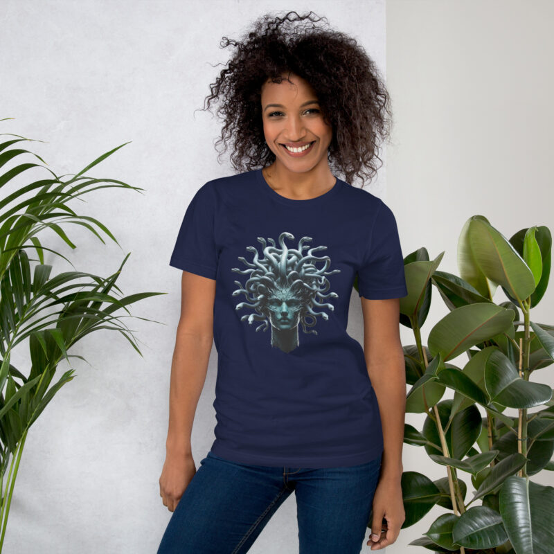 Medusa in Türkis: Mythologie trifft Moderne Unisex-T-Shirt – T-Shirts – klamottn.de
