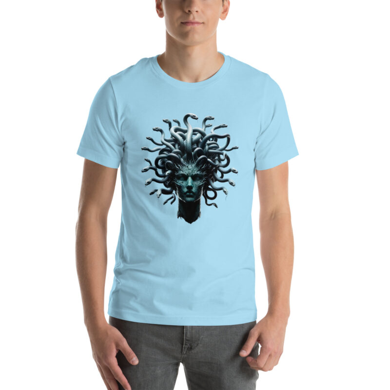 Medusa in Türkis: Mythologie trifft Moderne Unisex-T-Shirt – T-Shirts – klamottn.de