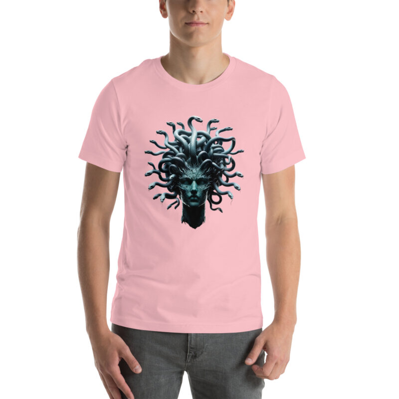 Medusa in Türkis: Mythologie trifft Moderne Unisex-T-Shirt – T-Shirts – klamottn.de