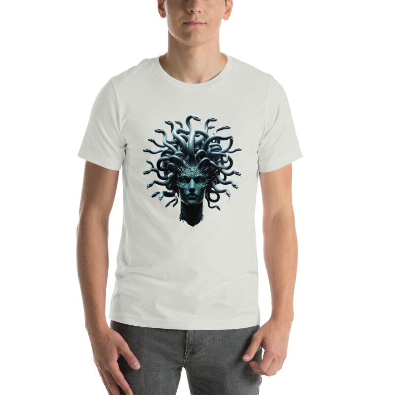 Medusa in Türkis: Mythologie trifft Moderne Unisex-T-Shirt – T-Shirts – klamottn.de