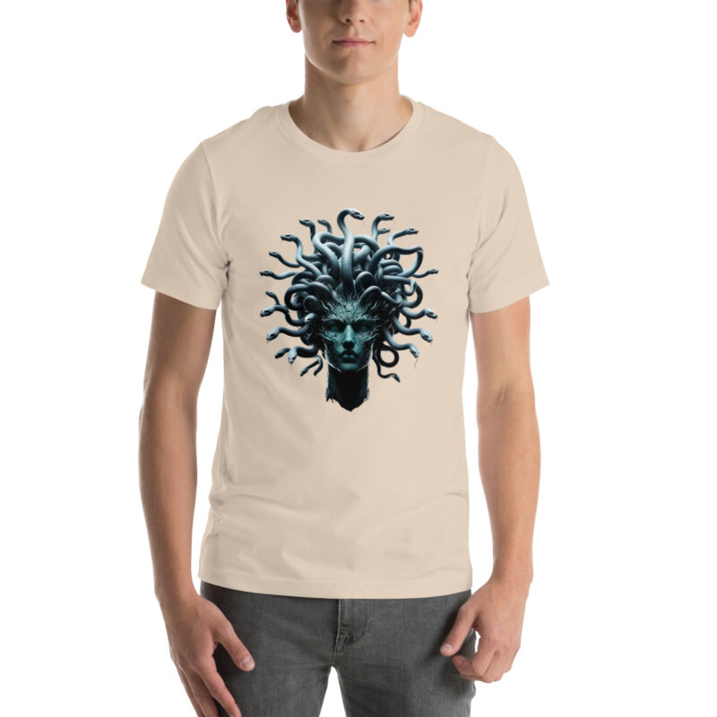 Medusa in Türkis: Mythologie trifft Moderne Unisex-T-Shirt – T-Shirts – klamottn.de