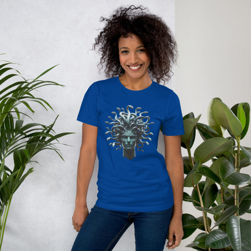 Medusa in Türkis: Mythologie trifft Moderne Unisex-T-Shirt – T-Shirts – klamottn.de