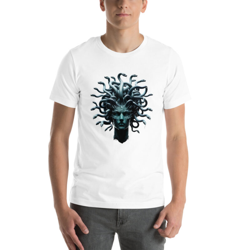 Medusa in Türkis: Mythologie trifft Moderne Unisex-T-Shirt – T-Shirts – klamottn.de