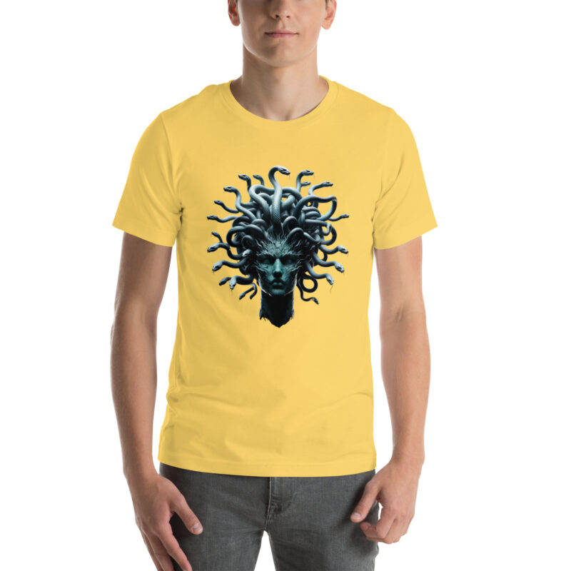 Medusa in Türkis: Mythologie trifft Moderne Unisex-T-Shirt – T-Shirts – klamottn.de