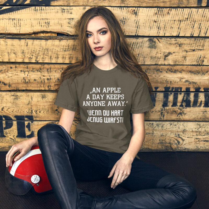 An Apple a Day keeps anyone away Wenn du hart genug wirfst Unisex-T-Shirt – T-Shirts – klamottn.de