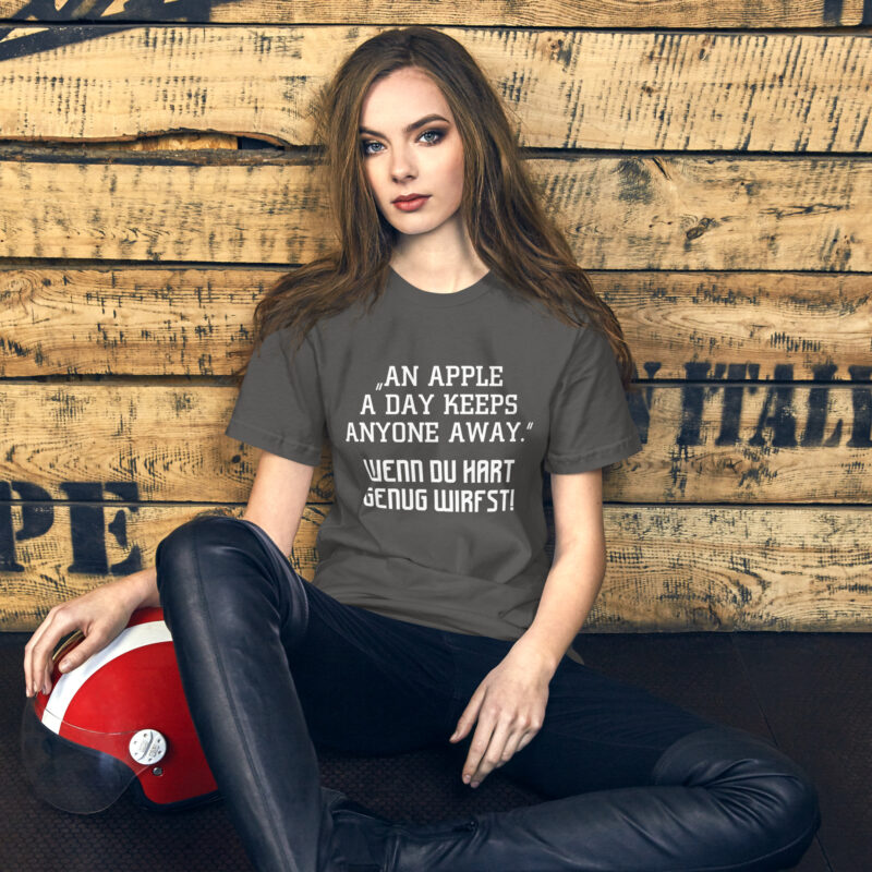 An Apple a Day keeps anyone away Wenn du hart genug wirfst Unisex-T-Shirt – T-Shirts – klamottn.de