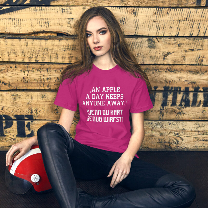 An Apple a Day keeps anyone away Wenn du hart genug wirfst Unisex-T-Shirt – T-Shirts – klamottn.de