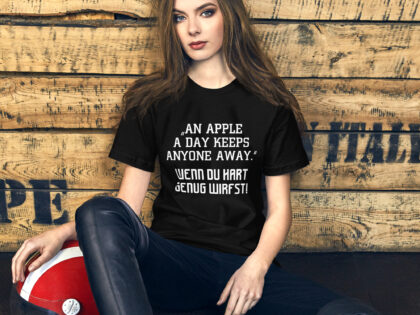 An Apple a Day keeps anyone away Wenn du hart genug wirfst Unisex-T-Shirt – T-Shirts – klamottn.de An Apple a Day keeps anyone away Wenn du hart genug wirfst Unisex-T-Shirt – T-Shirts – klamottn.de
