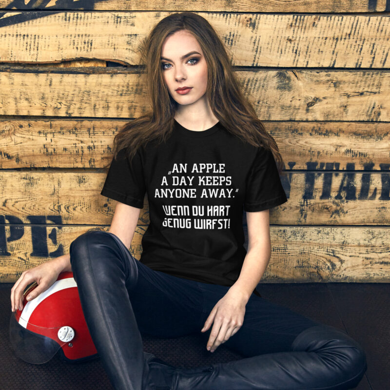 An Apple a Day keeps anyone away Wenn du hart genug wirfst Unisex-T-Shirt – T-Shirts – klamottn.de