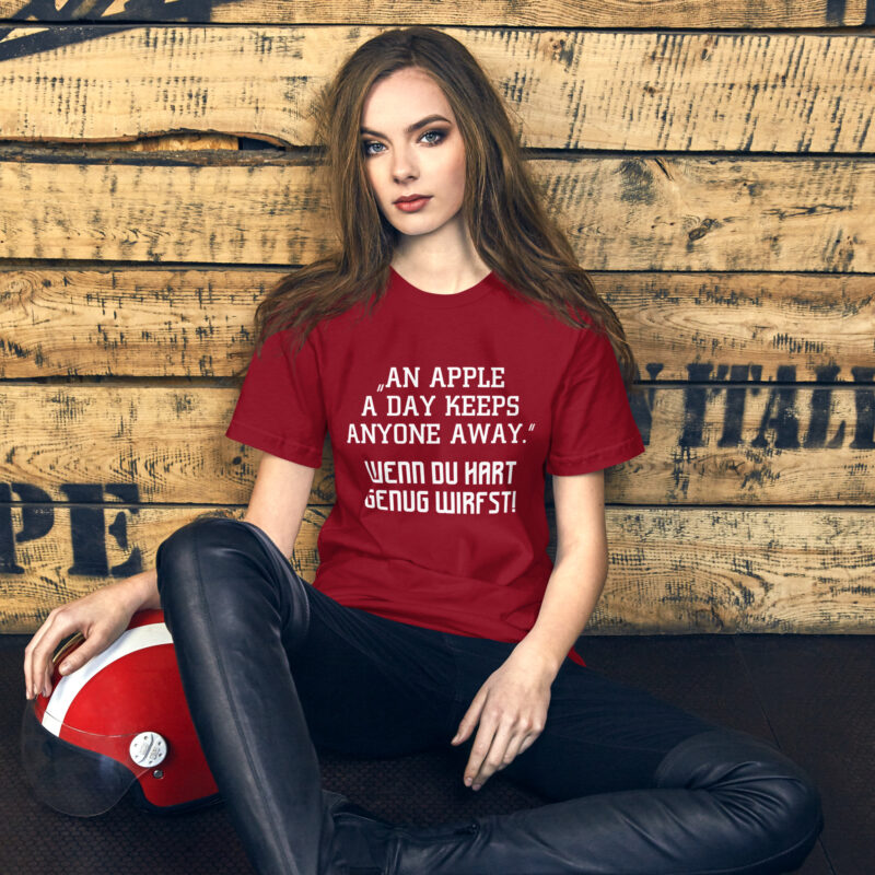 An Apple a Day keeps anyone away Wenn du hart genug wirfst Unisex-T-Shirt – T-Shirts – klamottn.de