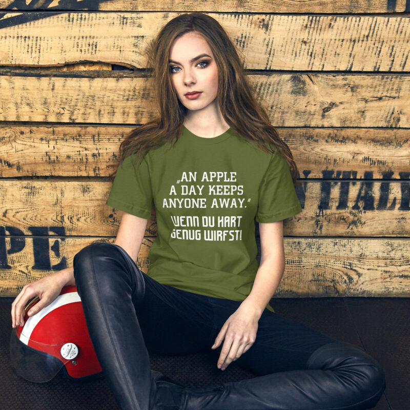 An Apple a Day keeps anyone away Wenn du hart genug wirfst Unisex-T-Shirt – T-Shirts – klamottn.de