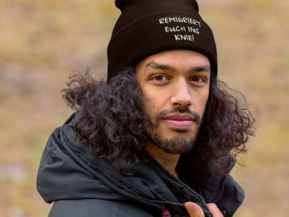 Remigriert euch ins Knie Beanie – Accessoires – klamottn.de Remigriert euch ins Knie Beanie – Accessoires – klamottn.de
