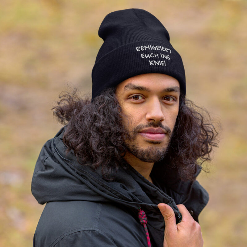Remigriert euch ins Knie Beanie