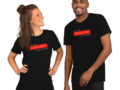 Mit uns eskaliert es eh wieder Unisex-T-Shirt – T-Shirts – klamottn.de Mit uns eskaliert es eh wieder Unisex-T-Shirt – T-Shirts – klamottn.de