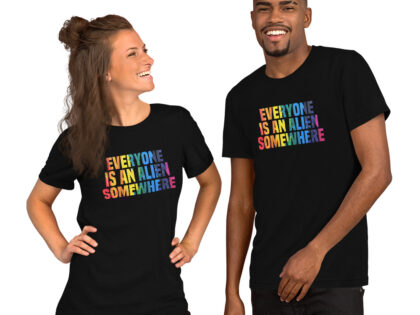 Everyone is an alien somewhere Unisex-T-Shirt – T-Shirts – klamottn.de Everyone is an alien somewhere Unisex-T-Shirt – T-Shirts – klamottn.de
