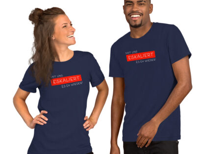 Mit uns eskaliert es eh wieder Unisex-T-Shirt – T-Shirts – klamottn.de Mit uns eskaliert es eh wieder Unisex-T-Shirt – T-Shirts – klamottn.de
