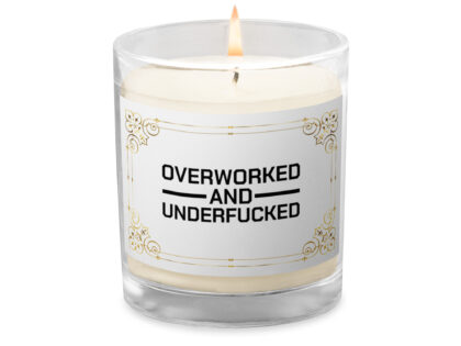 Overworked and Underfucked Sojawachs-Kerze im Glas – Home & Living – klamottn.de Overworked and Underfucked Sojawachs-Kerze im Glas – Home & Living – klamottn.de