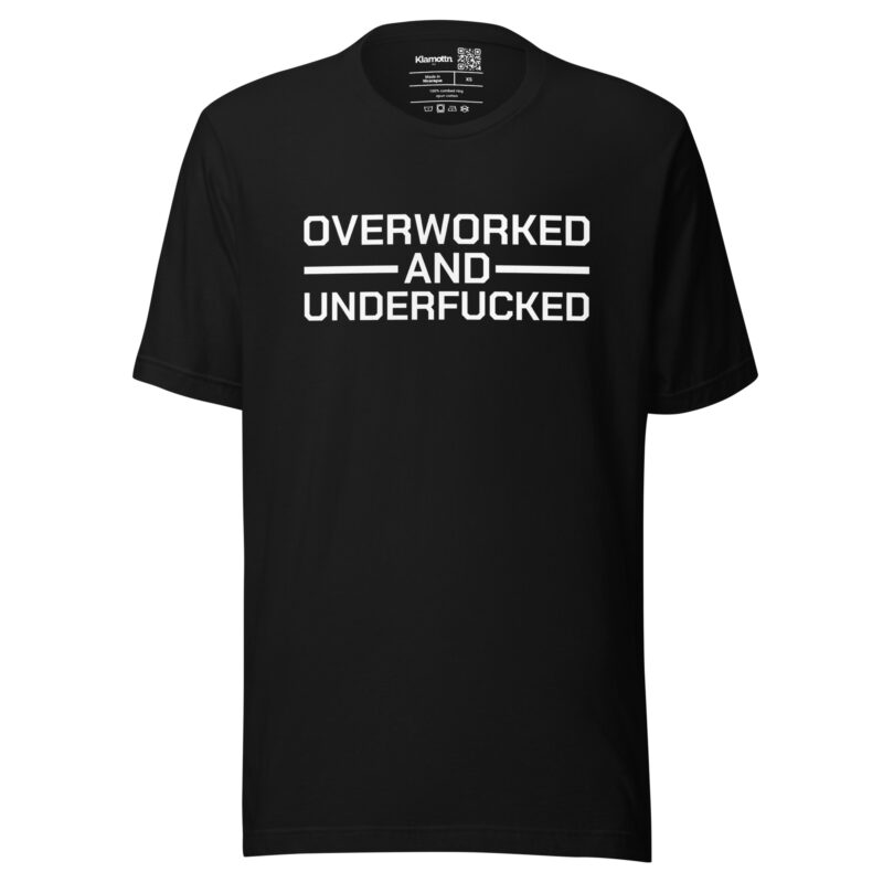 Overworked and Underfucked Unisex-T-Shirt – T-Shirts – klamottn.de