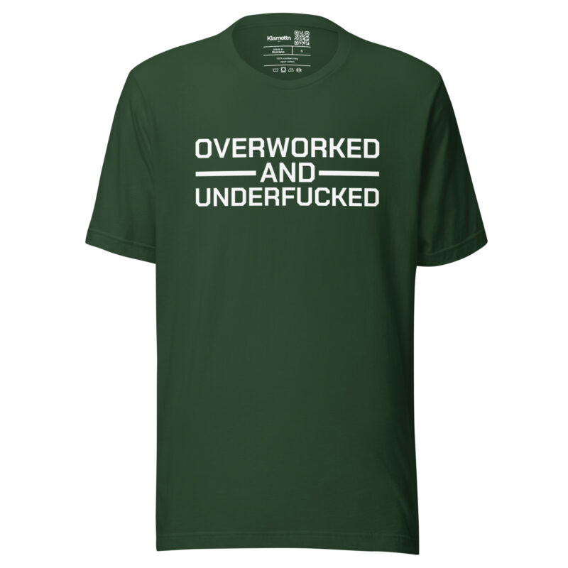 Overworked and Underfucked Unisex-T-Shirt – T-Shirts – klamottn.de