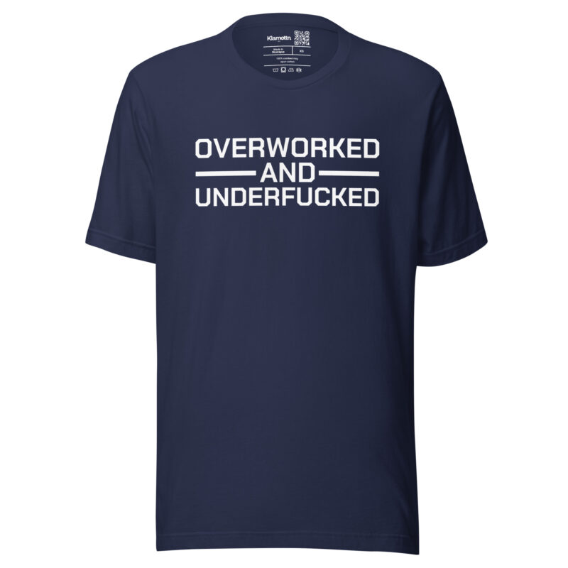 Overworked and Underfucked Unisex-T-Shirt – T-Shirts – klamottn.de