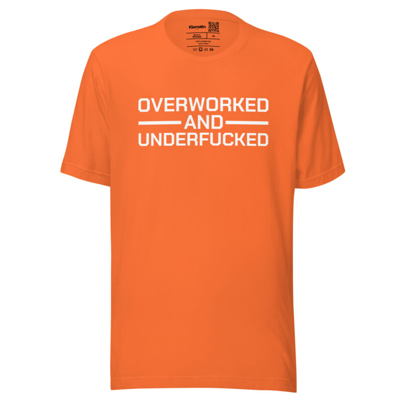 Overworked and Underfucked Unisex-T-Shirt – T-Shirts – klamottn.de