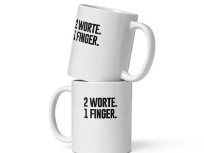 Weiße, glänzende 2 Worte. 1 Finger. Tasse – Home & Living – klamottn.de Weiße, glänzende 2 Worte. 1 Finger. Tasse – Home & Living – klamottn.de