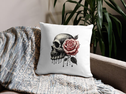 Schädel mit roter Rose Basic-Kissen – Home & Living – klamottn.de Schädel mit roter Rose Basic-Kissen – Home & Living – klamottn.de
